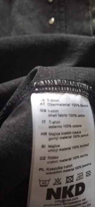 T-shirt grigio scuro con borchie