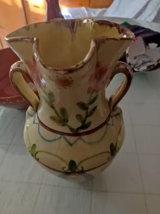 Antichi vasi e fontana.