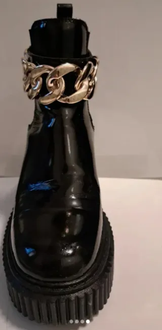 Botines negros con cadena dorada