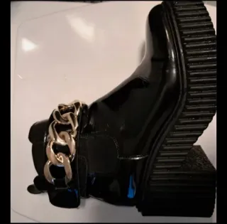 Botines negros con cadena dorada