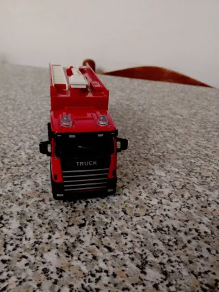 Camioncino dei pompieri rosso giocattolo