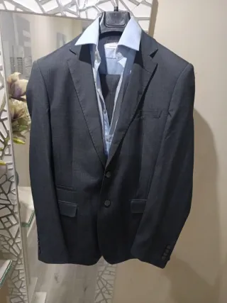 Traje muy elegante y entallado,color gris,38/40