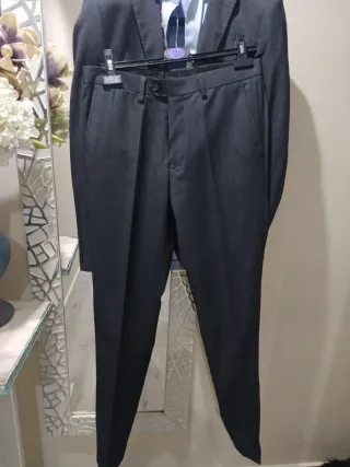 Traje muy elegante y entallado,color gris,38/40