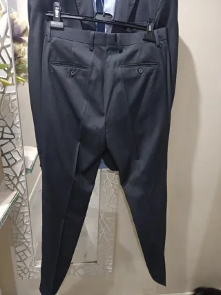 Traje muy elegante y entallado,color gris,38/40