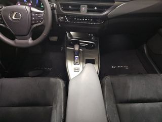 Lexus UX 2.0 300h UX Plus