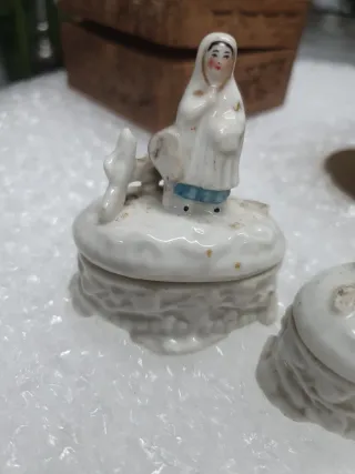 Lote 2 Cajas Porcelana Antigua Figuras5.5cm