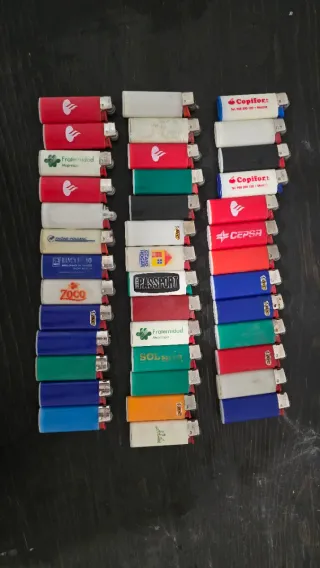 Lotto di 30 accendini BIC vintage pubblicitari