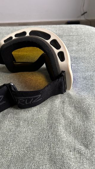 Máscara de esquí azul y blanca