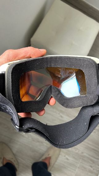 Máscara de esquí azul y blanca