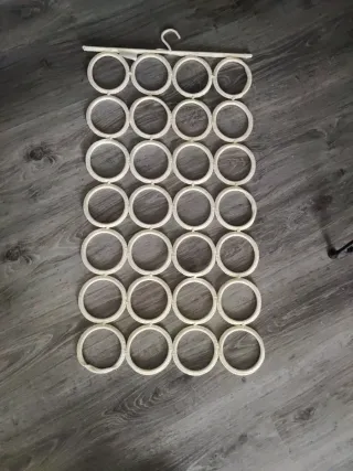 Percha organizadora de plástico forrada de cuerda