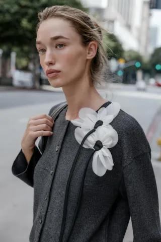 Cardigan Zara Gris con Flores Blancas
