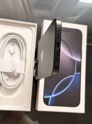 iPhone 16 Pro Max Negro + 2 fundas. Como nuevo