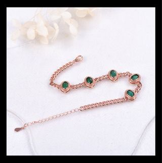 Pulsera con 5 esmeraldas.