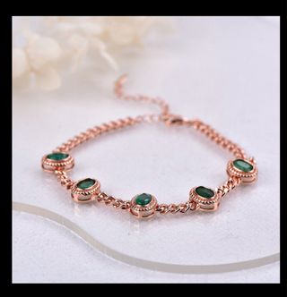 Pulsera con 5 esmeraldas.