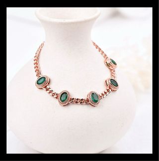 Pulsera con 5 esmeraldas.