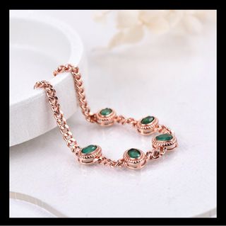 Pulsera con 5 esmeraldas.