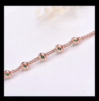 Pulsera con 5 esmeraldas.