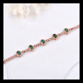 Pulsera con 5 esmeraldas.