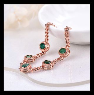 Pulsera con 5 esmeraldas.