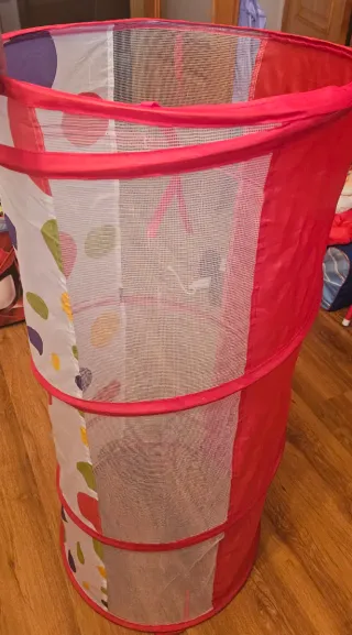 Parque infantil con canasta