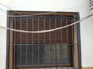 Reja de hierro forjado decorativa .