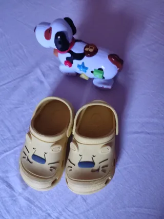 Zuecos de goma talla 22, regalo perrito con luz