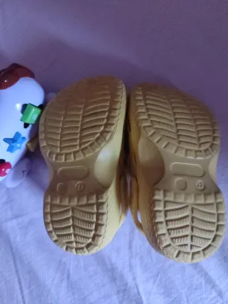 Zuecos de goma talla 22, regalo perrito con luz