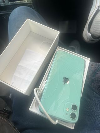 iPhone 11 64GB Verde SOLO tiene agrietado tapa