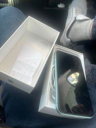 iPhone 11 64GB Verde SOLO tiene agrietado tapa