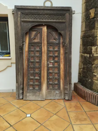 Puerta antigua de madera tallada