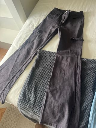 Pantalones cargo flare grises
