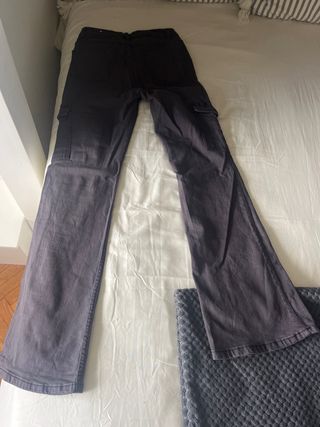 Pantalones cargo flare grises