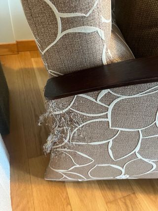 Sillón de tela con brazos de madera