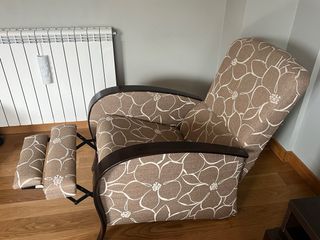 Sillón de tela con brazos de madera