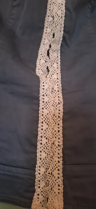 Top corto grigio con pizzo