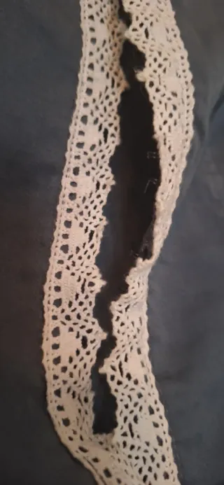 Top corto grigio con pizzo