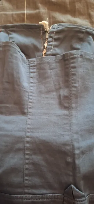 Top corto grigio con pizzo