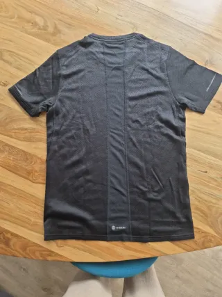 Camiseta deportiva Adidas negra