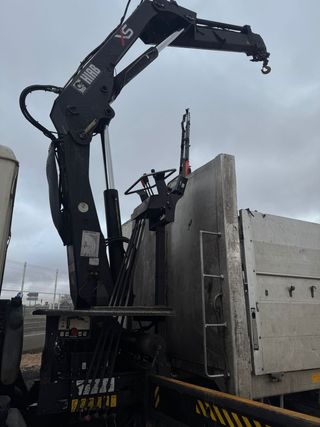 Man 18.264 Basculante con grúa HIAB