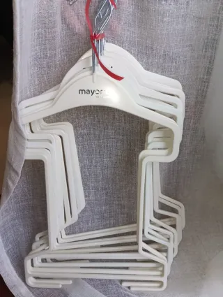 Lote 10 perchas bebé Mayoral