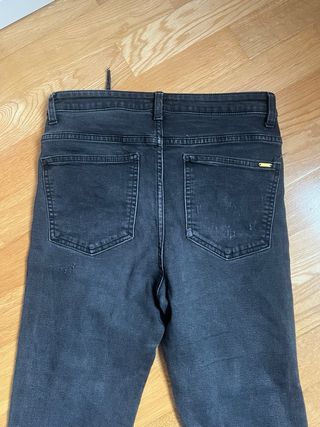 Pantalón vaquero campana con cordones