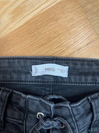 Pantalón vaquero campana con cordones