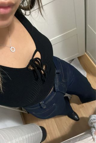 Camiseta negra manga larga con cordones