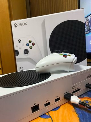 Xbox Series S Blanca + Mando