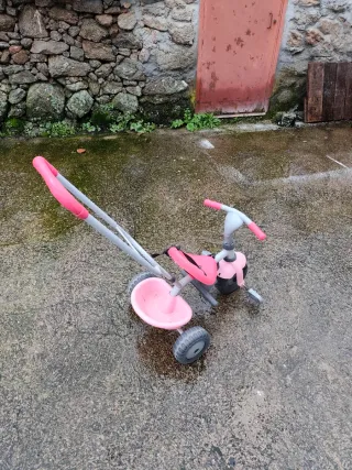 Triciclo infantil rosa con empujador