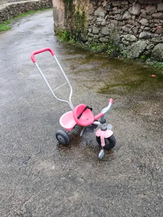 Triciclo infantil rosa con empujador