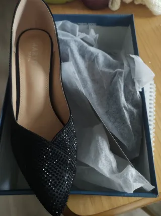 Zapatos tacón Maripaz negros con pedrería