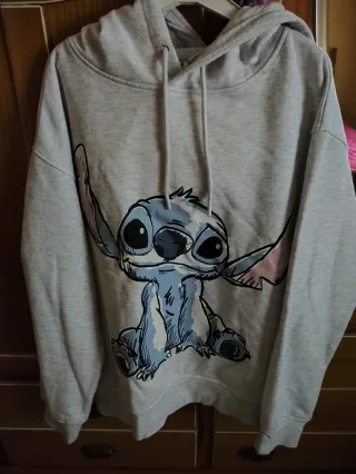 Sudadera gris con estampado de Stitch