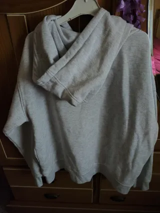 Sudadera gris con estampado de Stitch