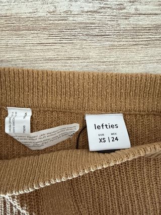 Falda marrón de punto con botones